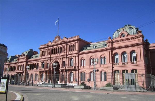 她的一生充满争议，却让整个阿根廷为她哭泣｜跟着电影去旅行