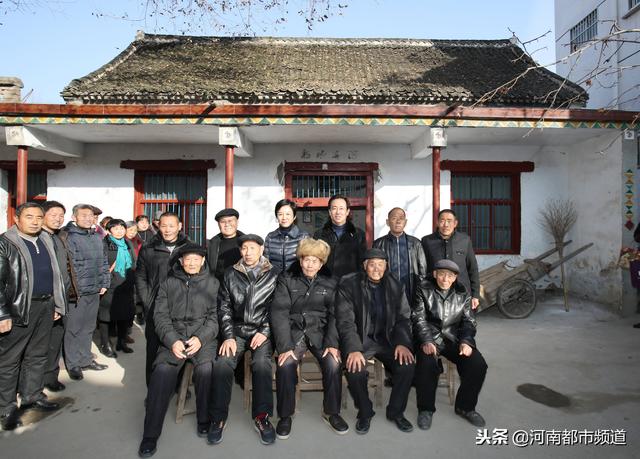 许家印阔别20年再回乡 回报乡里感念师恩