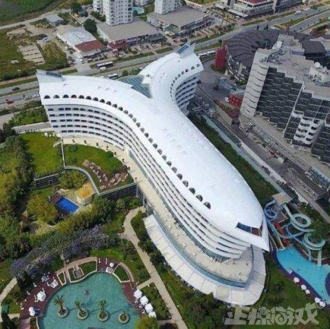 正惊GIF：健身房惊现长腿旗袍美女，力量比汉子还猛，惊呆围观路人