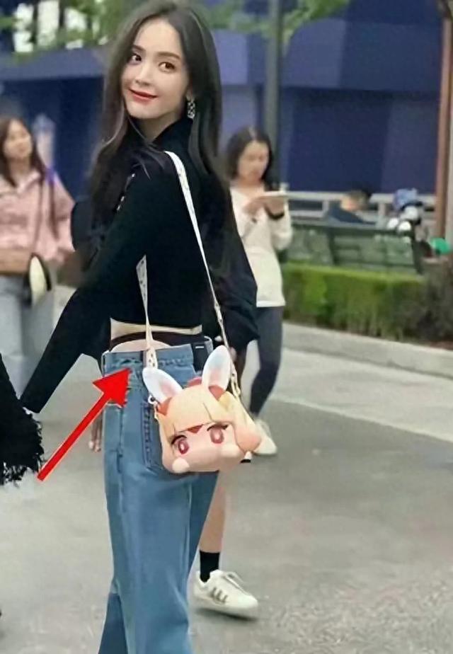 娜扎丁字裤外露，还怒怼网友管得宽，是“荡妇”，还是另有缘由？