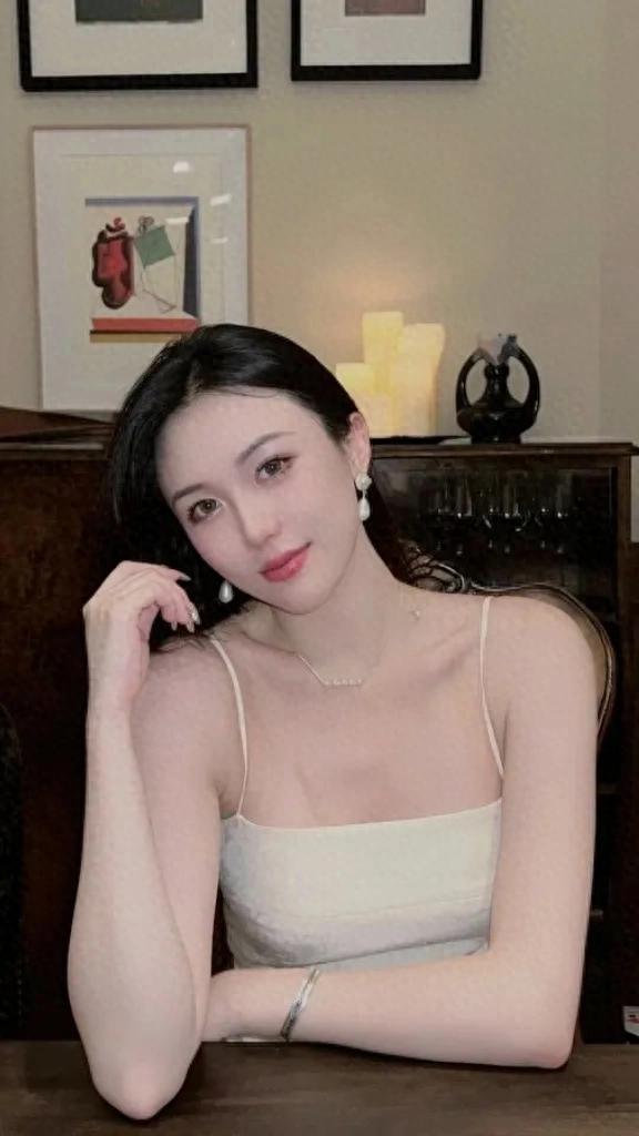 30 岁丰腴少妇，气质与美貌并存的尤物！