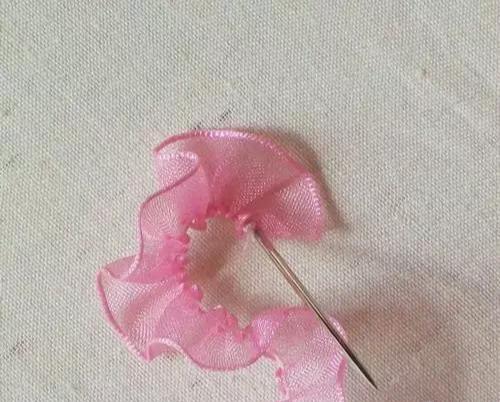 美不胜收的丝带绣,会不会针法都可学会,快收藏!附7款花叶针法