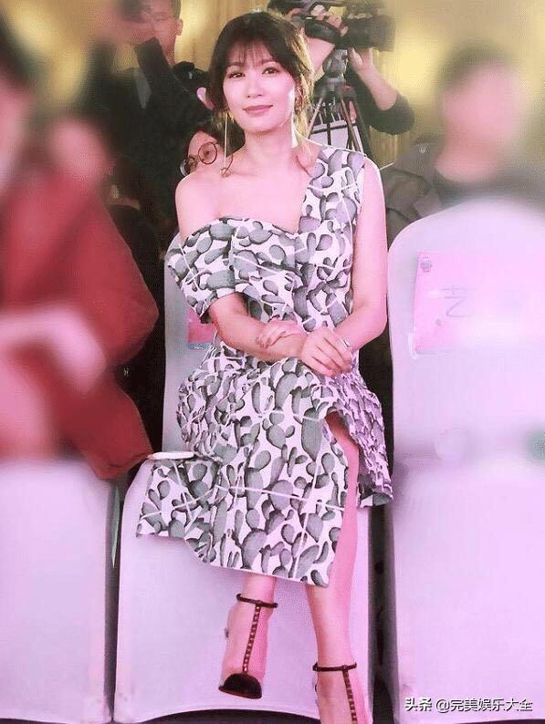 同穿“滑肩”礼服，为何刘嘉玲贾静雯完全不同？