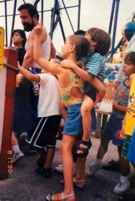 宝琳与我(超可爱“甜茶”晒出幼时与姐姐玩摩天轮照片)