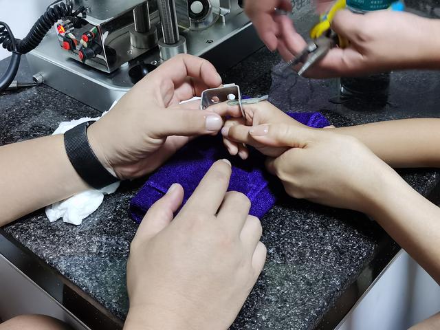 “叔叔儿子也上幼儿园，你们可以交朋友！”男孩铁环卡手5小时，消防暖心安慰