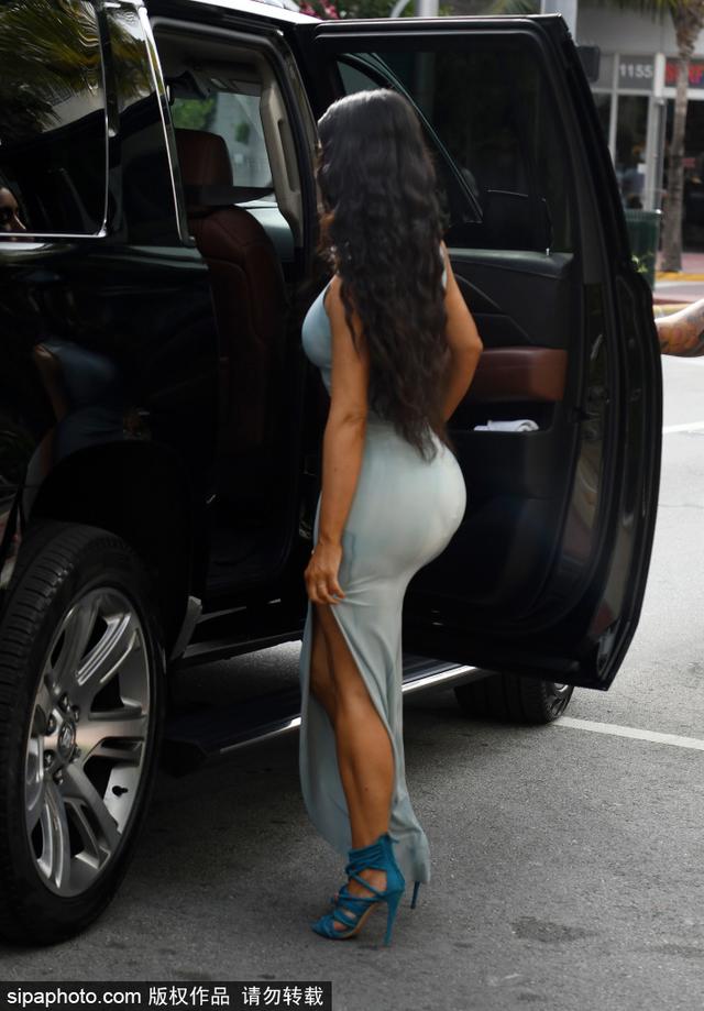 金·卡戴珊穿开叉紧身裙 巨臀纤腰性感诱人！