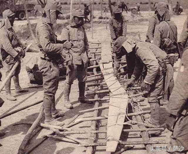 日本鬼子脑袋后面两片布是什么东东?日军独有的屁帘