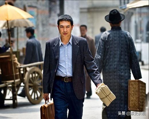 张嘉译四部谍战剧：《告密者》《借枪》乘《秘密列车》过《悬崖》