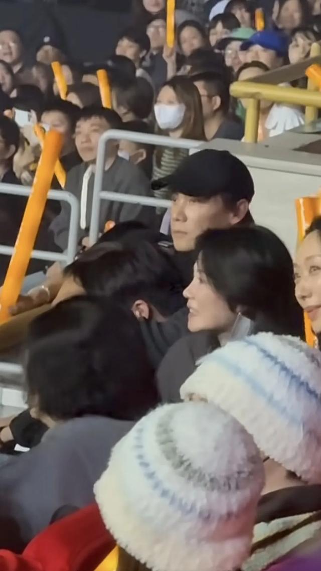 窦唯现状曝光：隐居阿那亚，秃顶头发花白索性剃光头，偶尔会演出