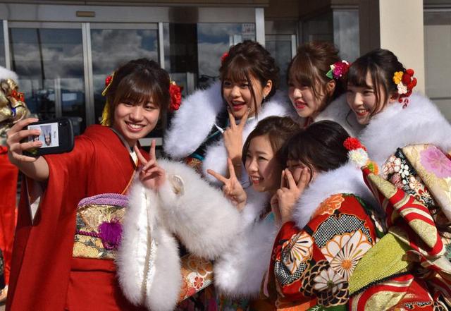 日本令和年代首个成人式！和服少女扎堆自拍(图)