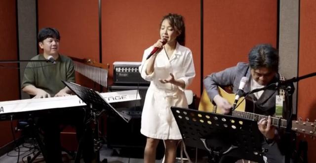 记得《幕后玩家》的DA姐黄山怡吗,一个因拍戏被遗忘的实力歌手