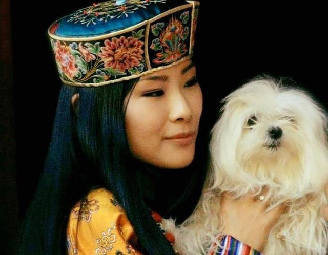 不丹老国王娶4个亲姐妹，个个肤白貌美丹凤眼，生下5颗耀眼明珠