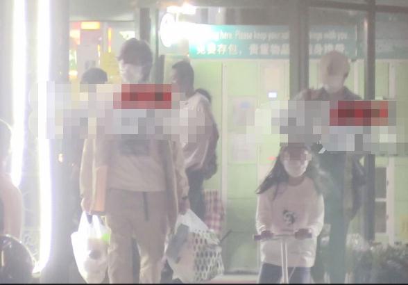 夏雨一家三口逛超市,43岁袁泉的美腿绝了,结账暴露家庭地位