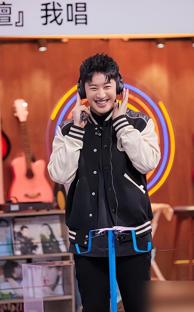 潘玮柏出席节目，穿棒球服阳光少年范十足，42岁毫无“大叔感”