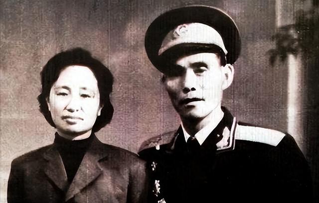 邓华被批判并下放四川，只有一位高级将领敢登门拜访，此人是谁？