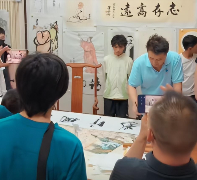 被批“不男不女”的毕凌,把父亲毕福剑所剩无几的体面,撕得稀碎