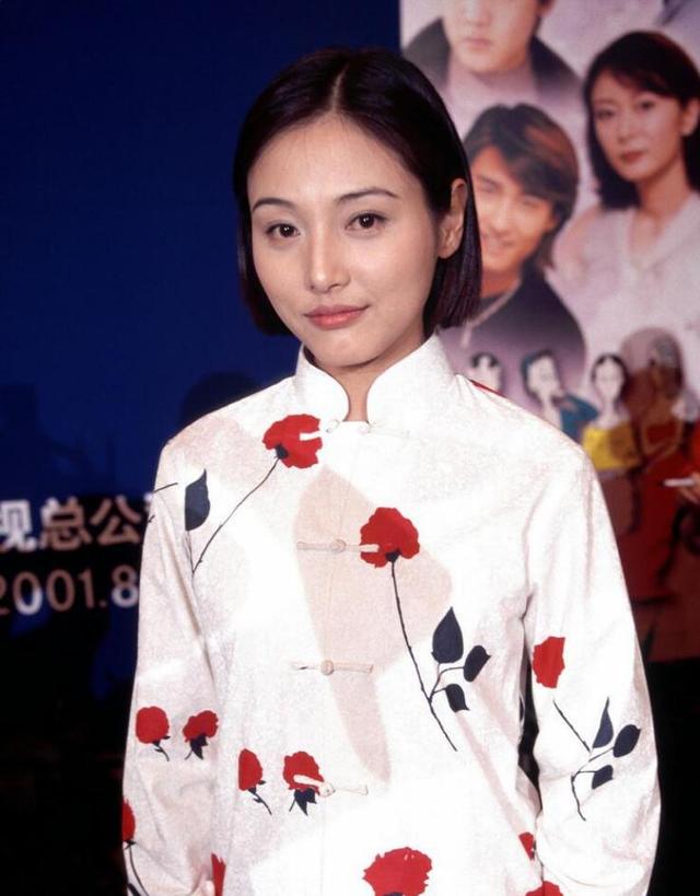 演员张延：父亲早逝，嫁大5岁香港丈夫生一女，和丈夫拥有两个家