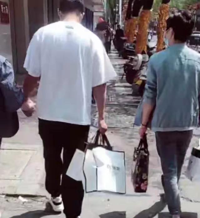 徐剑锋认亲回家后，姐姐姐夫给弟弟买新衣服，生母离世成永久遗憾