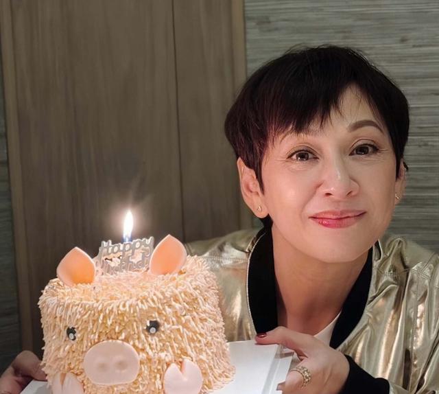 恭喜！周润发前妻余安安宣布再度当外婆，大女儿二胎平安生子