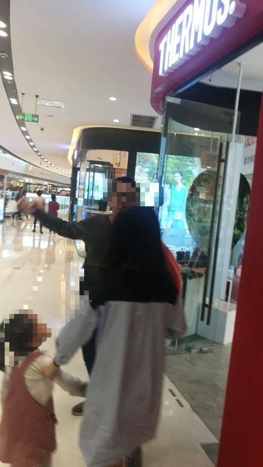 因排队发生口角一高三学生被殴打 其母哭诉：必须道歉