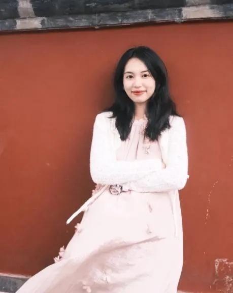 桥上推车的姑娘找到了！小林老师，你真美