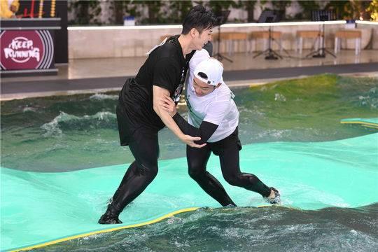 《奔跑吧》张杰、张靓颖同台飙歌 拯救“音痴歌友会”