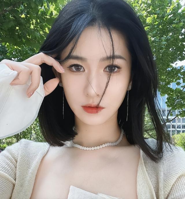 继李易峰后他也要塌房？王嘉尔八年站姐关站，脱粉原因引争议