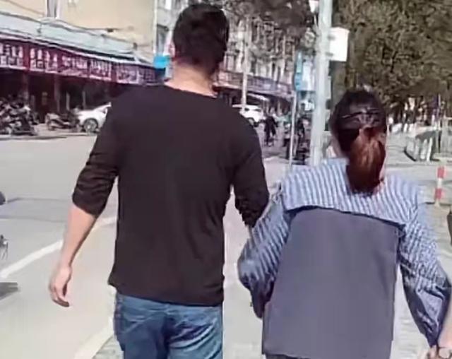 徐剑锋认亲回家后，姐姐姐夫给弟弟买新衣服，生母离世成永久遗憾