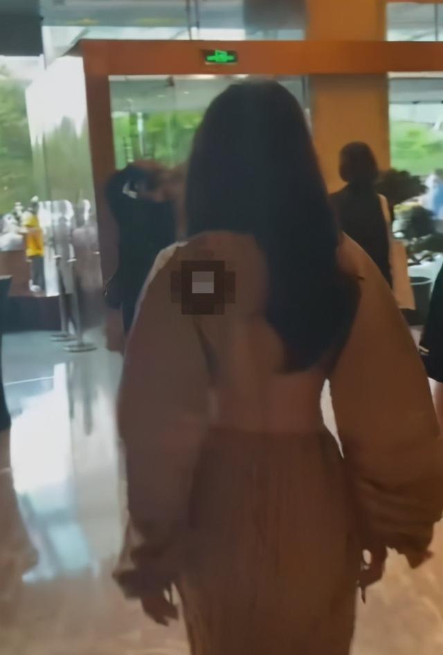 44岁曾黎穿超短衣太性感，罕露美背玉肌，与体型肥大男子亲密喂食