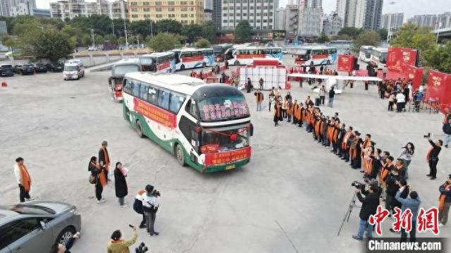 湖南新田爱心大巴跨省接务工人员回家过年