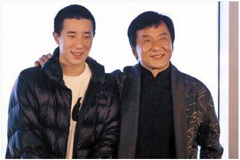 成龙传达龙的传人，而加拿大国籍的谢霆锋，唱黄种人真是“讽刺”