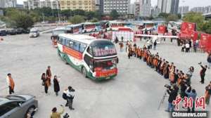 谢欣怡(湖南新田爱心大巴跨省接务工人员回家过年)