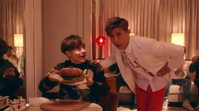 港星拍MV多位歌手确诊!不顾疫情酒店开派对狂欢,探班家属也感染