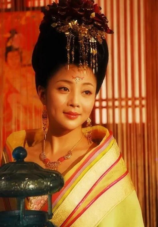 12版杨贵妃，一颦一笑皆风情，谁撑起了唐朝第一美，谁在滥竽充数