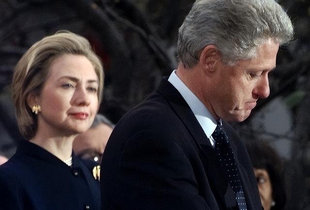 1998年克林顿曝“拉链门”丑闻,希拉里绝不吃亏,找多位情人报复