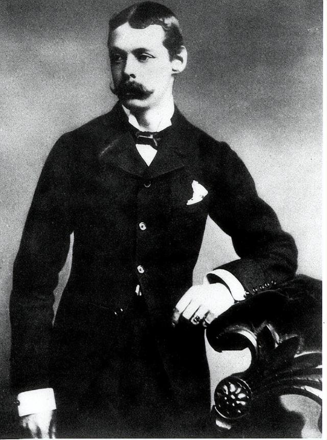 丘吉尔母亲：美国千金，英国国王情人，40岁嫁给和儿子同龄的男人