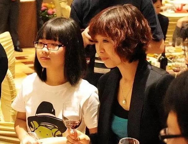 刀郎的二任妻子：杨娜从挚爱到过客，朱梅坚守陪伴，迎来了春天