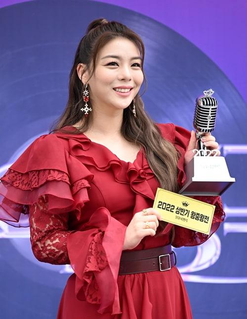 韩国知名女星，结婚对象公开，出演过真人秀节目《单身即地狱》