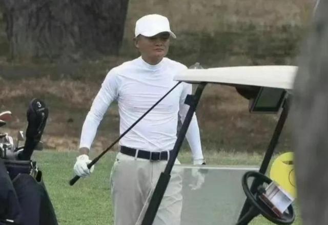 61岁马云新生活：新加坡打球配保镖，999年产权豪宅成新家！