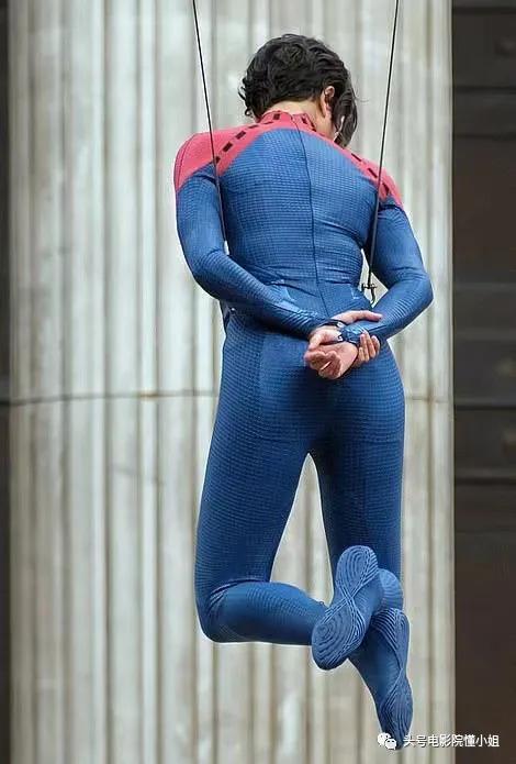 DC电影《闪电侠》开拍！超女造型被吐槽，白发蝙蝠侠让粉丝激动了