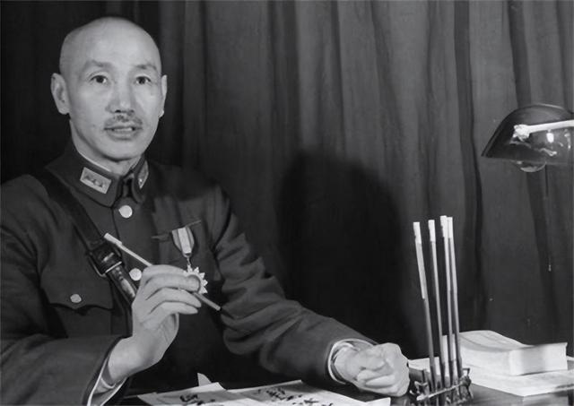 老头瘫痪在床，却被百名公安围捕：他竟是杀害李大钊的凶手之一