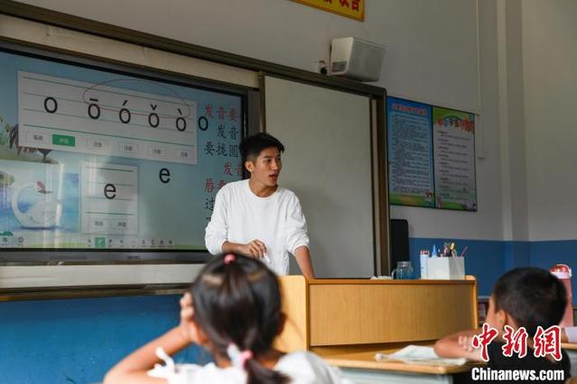 对话广西乡村教师赖家益:因为淋过雨 总想为别人撑伞