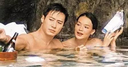 张震舒淇片场忘我激吻，停止后才发现，导演、摄像师已在旁边抽烟