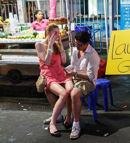 泰国曼谷的一条街:激情四色,不眠之夜