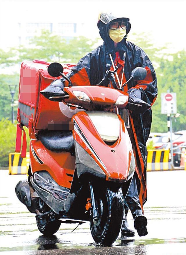 女星拒绝富商，与职员结婚，婚后却为生计送外卖