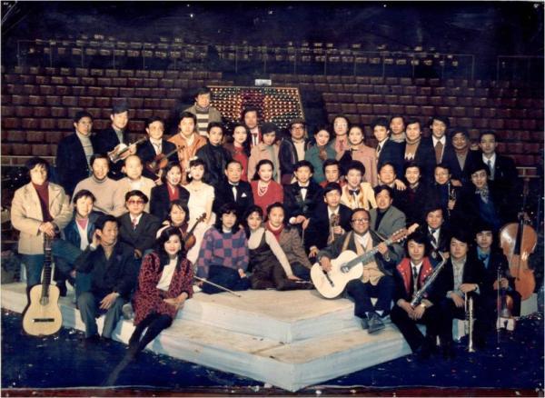 84岁朱逢博登台唱《金梭和银梭》，35年前他们在上海创立中国首个轻音乐团