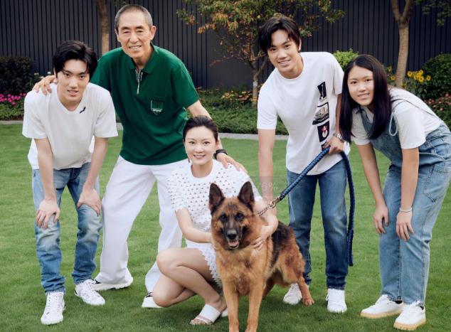 张艺谋小31岁娇妻与女儿合照，素颜出镜太显嫩，15岁小女儿清纯可爱