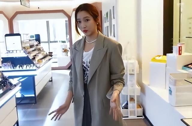 关晓彤在梁爽直播间跳瘦腿操，穿JK裙扎马步，疑似回应怀孕传闻