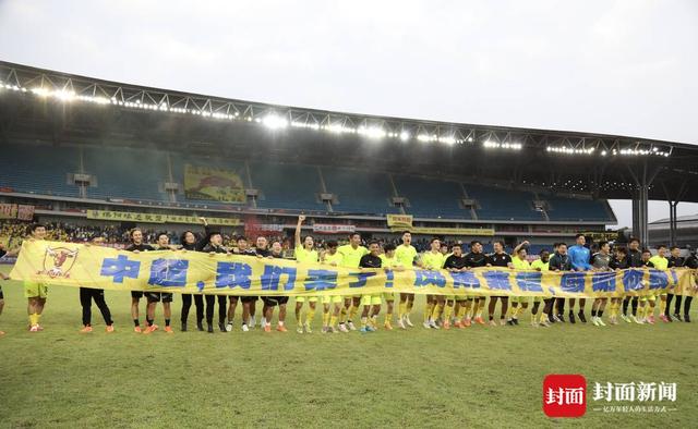 四川九牛冲超成功狂欢瞬间：队员脱衣拥抱，外援亲吻妻儿