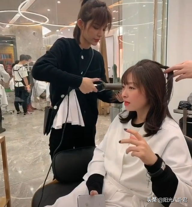 芒果台前一姐44岁舒高近照罕见曝光，气质吊打谢娜李湘